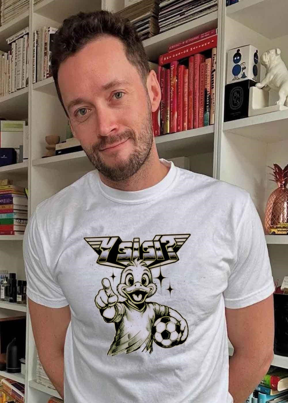 Y Si Sí’ Duck Pointing at Soccer Ball Jersey Graphic T-Shirt