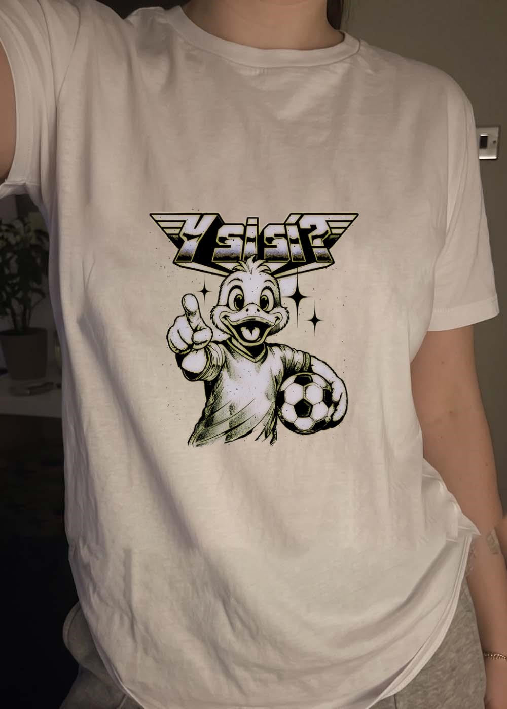 Y Si Sí’ Duck Pointing at Soccer Ball Jersey Graphic T-Shirt
