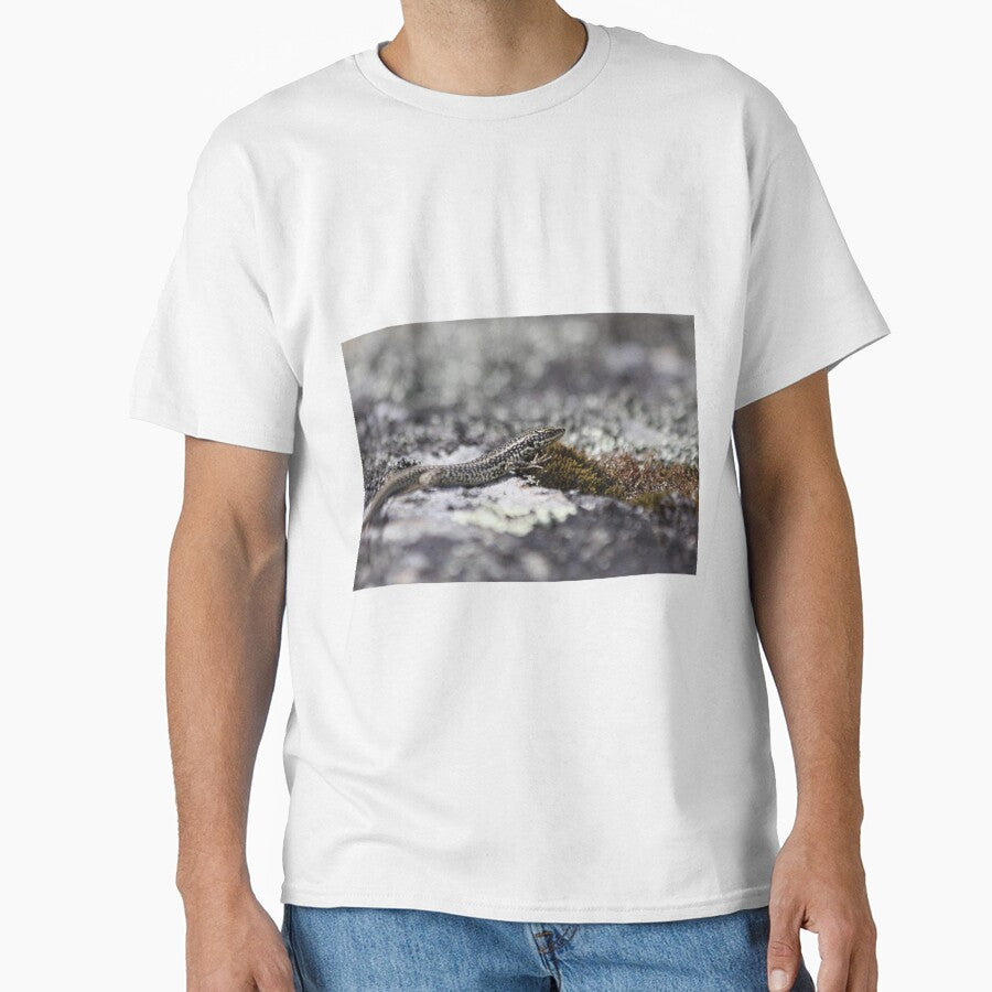 Grand skink with moss by Terra Dumont