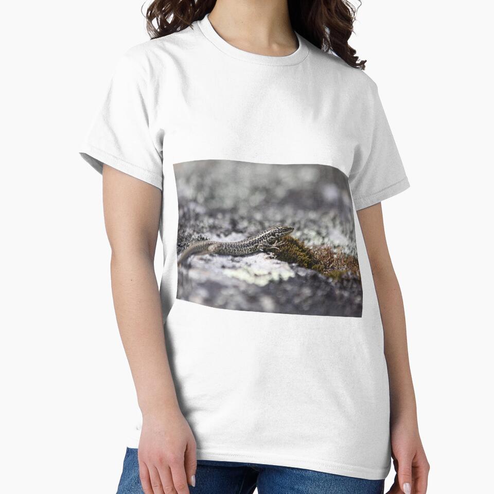 Grand skink with moss by Terra Dumont